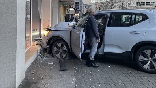 Groźny wypadek w Gdyni! Wjechał na chodnik, potrącił kobietę i uderzył w budynek
