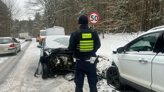 Groźny wypadek w okolicy Skorzewa. Cztery osoby ranne, w tym 6-letnie dziecko Groźny wypadek w okolicy Skorzewa. Cztery osoby ranne, w tym 6-letnie dziecko