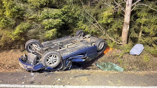 Groźny wypadek w powiecie bytowskim. Zahaczyła o ciężarówkę i dachowała