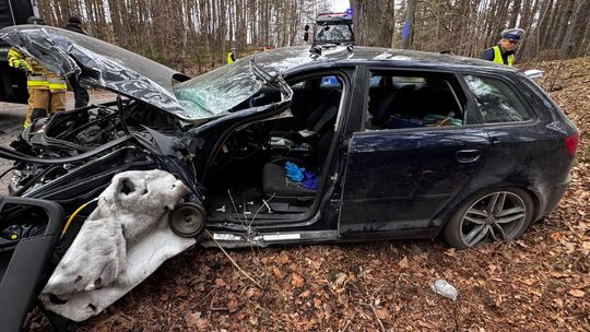 Groźny wypadek w Zęblewie. Kierowca w ciężkim stanie, droga zablokowana!