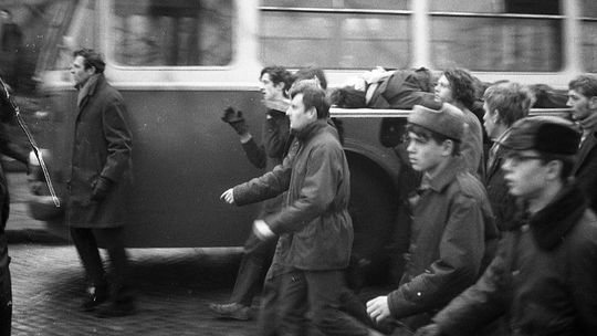 Grudzień ’70. Zbigniew Godlewski niesiony na drzwiach przez grupę mężczyzn