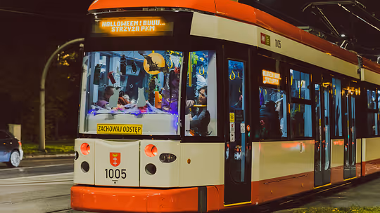 halloweenowy tramwaj, przystrojony na Dzień Strachów, Gdańsk