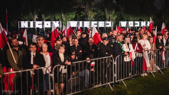 uczestnicy obchodów 86. rocznicy wybuchu II wojny światowej na Westerplatte
