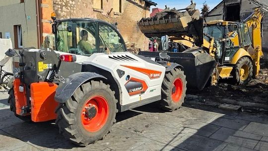 Hel: Pożar zniszczył remizę i restaurację. Strażacy sprzątają pogorzelisko