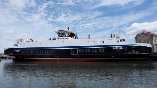 wodowanie hybrydowego promu pasażersko-samochodowego w stoczni Remontowa Shipbuildng