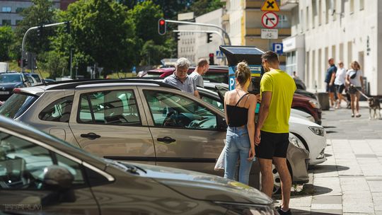 Gdynia: Turyści chcieli zapłacić, ale parkomat nie przyjmował banknotów. W lipcu dostali karę