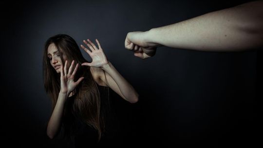 Ile kosztuje przemoc domowa w Polsce? Nowy raport ujawnia szokujące dane