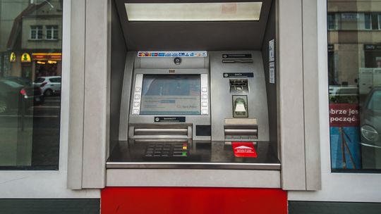 Ile można wpłacić do wpłatomatu? Przy tej kwocie bank informuje skarbówkę