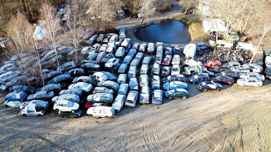 Inspektorzy WIOŚ dronem namierzyli „cmentarz” starych samochodów