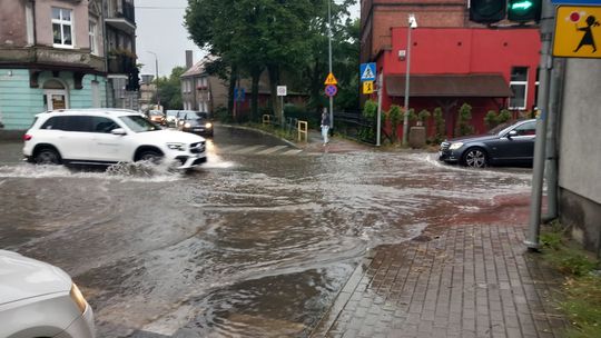 Intensywne ulewy przechodzą nad Trójmiastem! Ostrzeżenie IMGW Intensywne ulewy przechodzą nad Trójmiastem! Ostrzeżenie IMGW