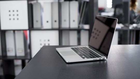 laptop na stole z internetem światłowodowym