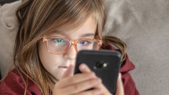 Internet to podwórko bez dorosłych. Wyzwania w sieci zagrażają zdrowiu psychicznemu dzieci