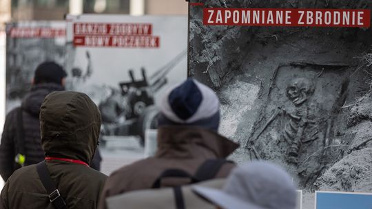 otwarcie na Targu Węglowym w Gdańsku wystawy IPN o Armii Czerwonej