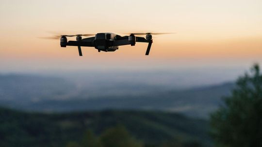 dron, zdjęcie ilustracyjne
