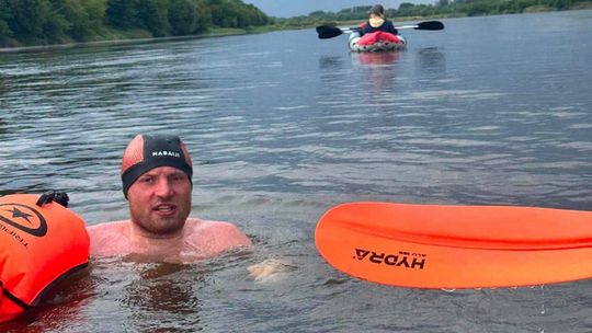 Jacek Pałubicki pokonał wpław już 500 km Wisły! Podróżnik z Rumi płynie dla dobra dzieci