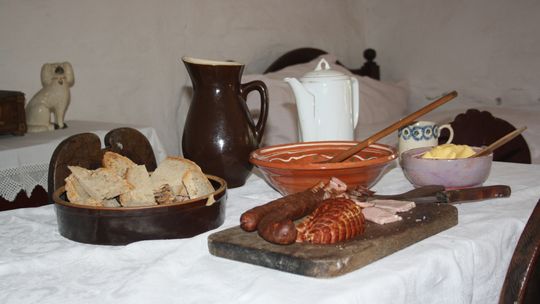 Jajecznica, wafle i węgorze, czyli  prosta kuchnia w dawnych Klukach