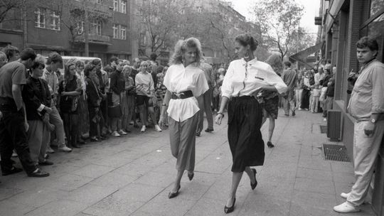 Jak moda radziła sobie w PRL? Farbowana tetra i ortalionowe marzenia, czyli polski styl niedoboru