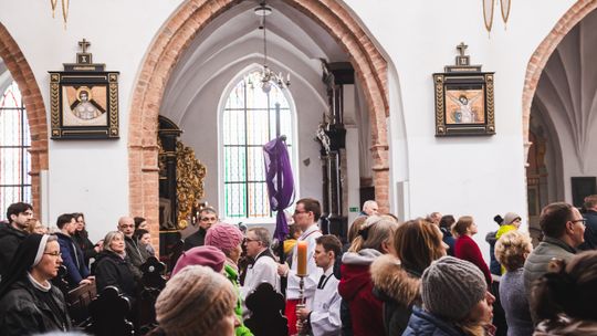 Jak obchodzimy Triduum Paschalne? Przewodnik po liturgiach i zwyczajach