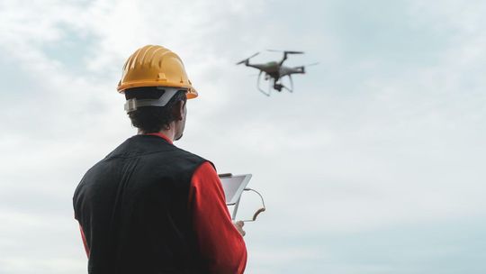 operator drona, zdjęcie ilustracyjne