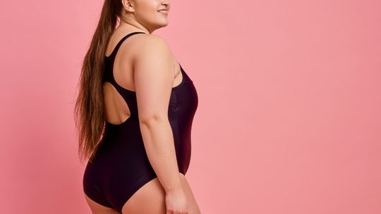 Jak wybrać idealny strój kąpielowy dla puszystych? Przewodnik po strojach Plus Size