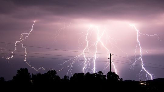 Jest alert RCB! Uważajcie na burze, ulewne opady i silny wiatr na Pomorzu