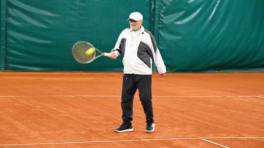 Jest starszy od Gdyni i nadal gra w tenisa