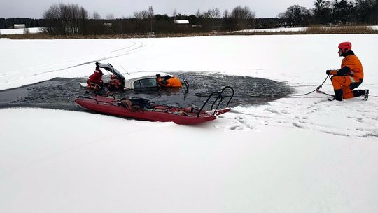 Gmina Tczew: Jeździli samochodem po zamarźniętym jeziorze i wpadli do wody