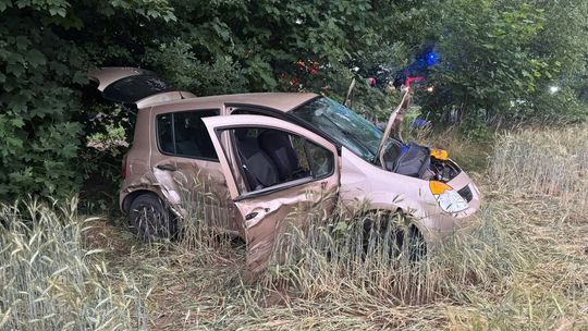 Ciągnik John Deere kontra Renault. Osobówka wypadła z drogi, ranna kobieta