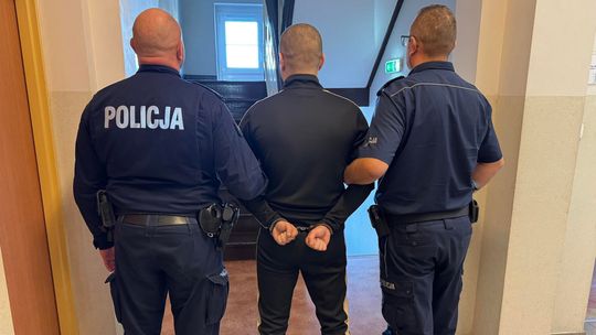 Bytów: Poszukiwany za rozbój 19-latek ukrył się... pod prysznicem.
