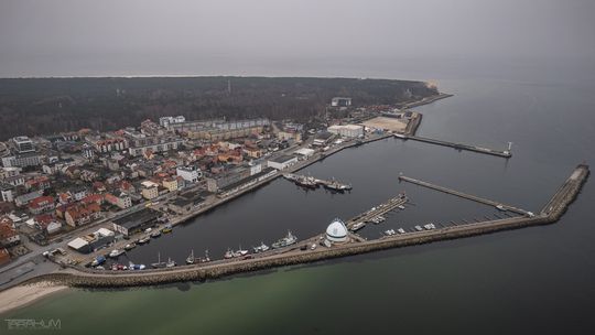 Kapitan jachtu wpadł do wody w porcie w Helu! Szybka akcja Straży Granicznej marina w Helu