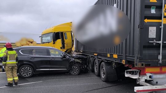 zderzenie ciężarówki i osobówki na autostradzie A1