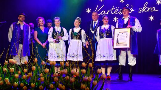 „Kartëskô Skra” - doroczne nagrody burmistrza Kartuz wręczone. Statuetki odebrane