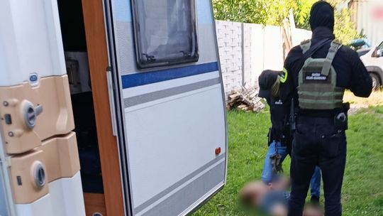 KAS zatrzymała kontrabandę o wartości ok. 18 mln zł. Zatrzymano kobietę i dwóch mężczyzn