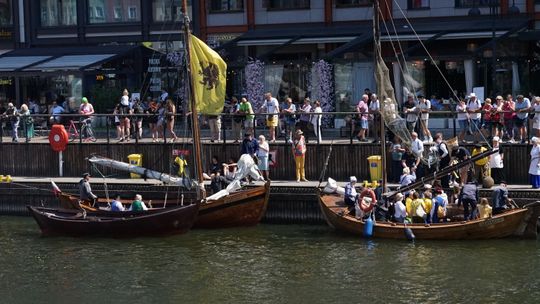 Gdańsk: Tradycyjny Fischmarkt z pięknymi łodziami na Motławie