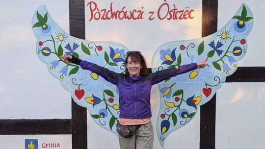 „Kaszubskie skrzydła” w Ostrzycach. Oryginalny mural na budynku Informacji Turystycznej