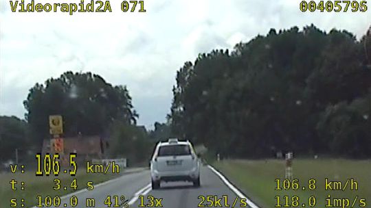 Taksówkarz pędził 106 km/h w zabudowanym. Tłumaczył, że spieszył się… na ryby