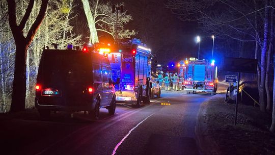 Kępice: Samochód wpadł do rzeki. Dwie osoby wyciągnięte na brzeg, trwa reanimacja