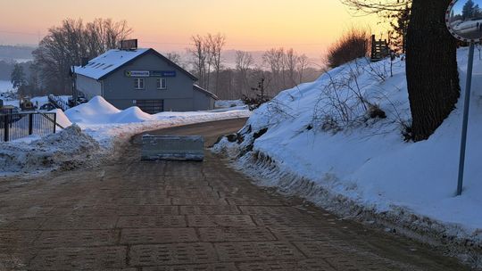 betonowa zapora, ul. Jarzębinowa, Lniska 2026