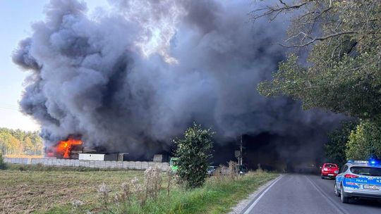 Kłęby dymu na Pomorzu. Paliła się hala i ponad tysiąc metrów styropianu w Łebieńskiej Hucie