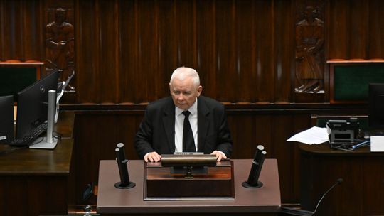 KO zwiększa przewagę nad PiS. Rozłam osłabia partię Jarosława Kaczyńskiego