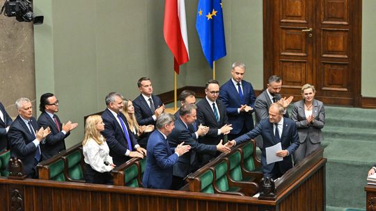 Koalicja Obywatelska nadal prowadzi, ale skrajna prawica zyskuje mandaty