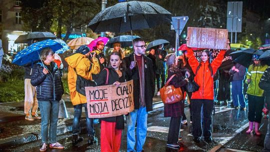 "Czerwona kartka za aborcję" - protesty kobiet w Gdańsku i Gdyni
