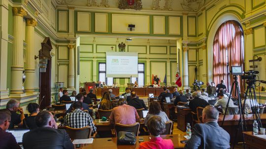 Kobiety w samorządach rosną w siłę, ale rzadko rządzą. Dlaczego?