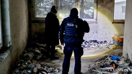 policjant przeszukujący pustostan, Słupsk