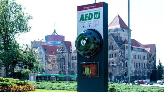 Tczew inwestuje w bezpieczeństwo. Trzy nowe defibrylatory AED w kluczowych miejscach miasta