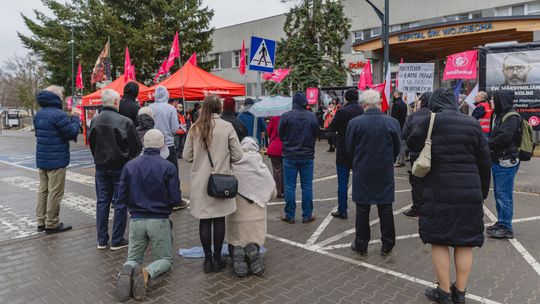 Antyaborcyjna pikieta i kontrmanifestacja przed szpitalem na Zaspie pikieta antyaborcyjna pod szpitalem na Zaspie w Gdańsku