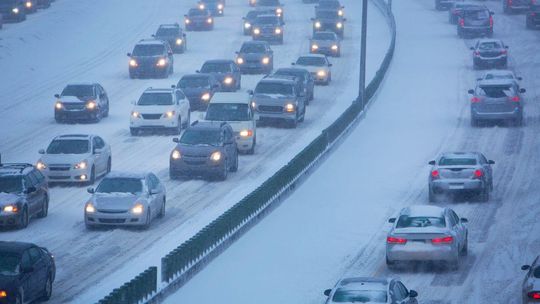 korek samochodów zimą, zdjęcie ilustracyjne