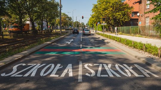 Kolorowe pasy przed 77 szkołami w Gdańsku