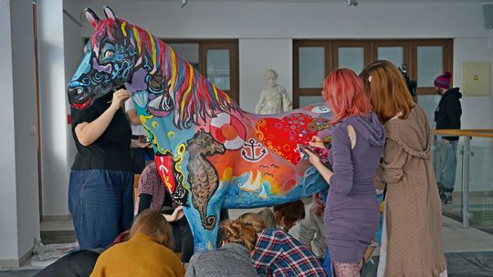 Kolorowy koń z Gdyni będzie hitem WOŚP? Uczniowie zamienili rzeźbę w dzieło sztuki