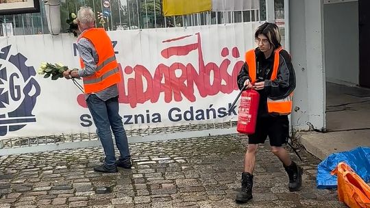 Kolorowy krochmal w politycznym maglu. O co chodziło w zadymie pod Bramą nr 2